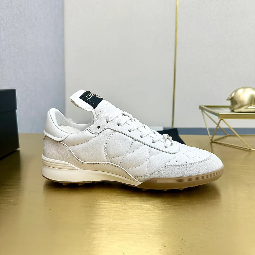 👟👟Ex-factory price 520👟👟 Top version Chanel Chanel - 2023 counter top casual sports shoes. This classic design; the upper is electro-embroidered with a variety of techniques; the outsole is fashionable and sporty; it is unusual to incorporate a variety of color matching elements... The diversified mix and match is very beautiful and versatile, and can be used for leisure, fashion, sports and outdoor... ꫛꫀꪝ Go➫ Material: ❶The upper is made of: original imported mercerized velvet + double-layer breathable mesh ❷The inner part is made of: the original imported breathable mesh ❸The outsole is based on: original TPU combination outsole Special counter boutique packaging complete set for women 35–41